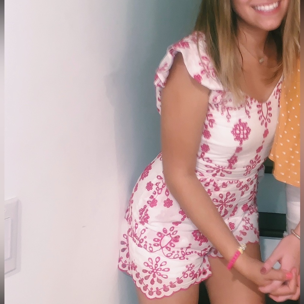 Super cute pink and white romper. Perfect for summer!! Size XS from Franchescas